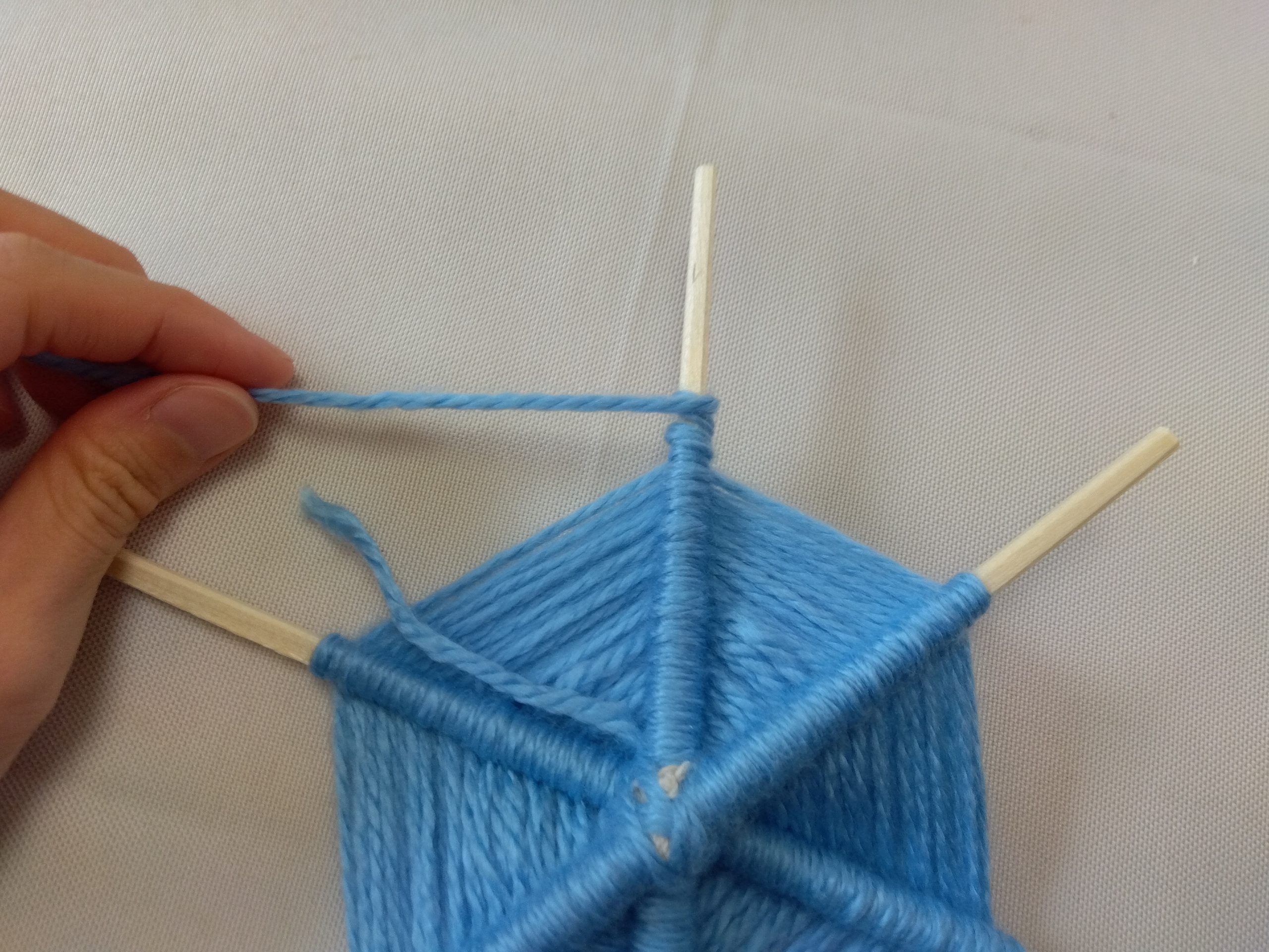 毛糸で雪の結晶