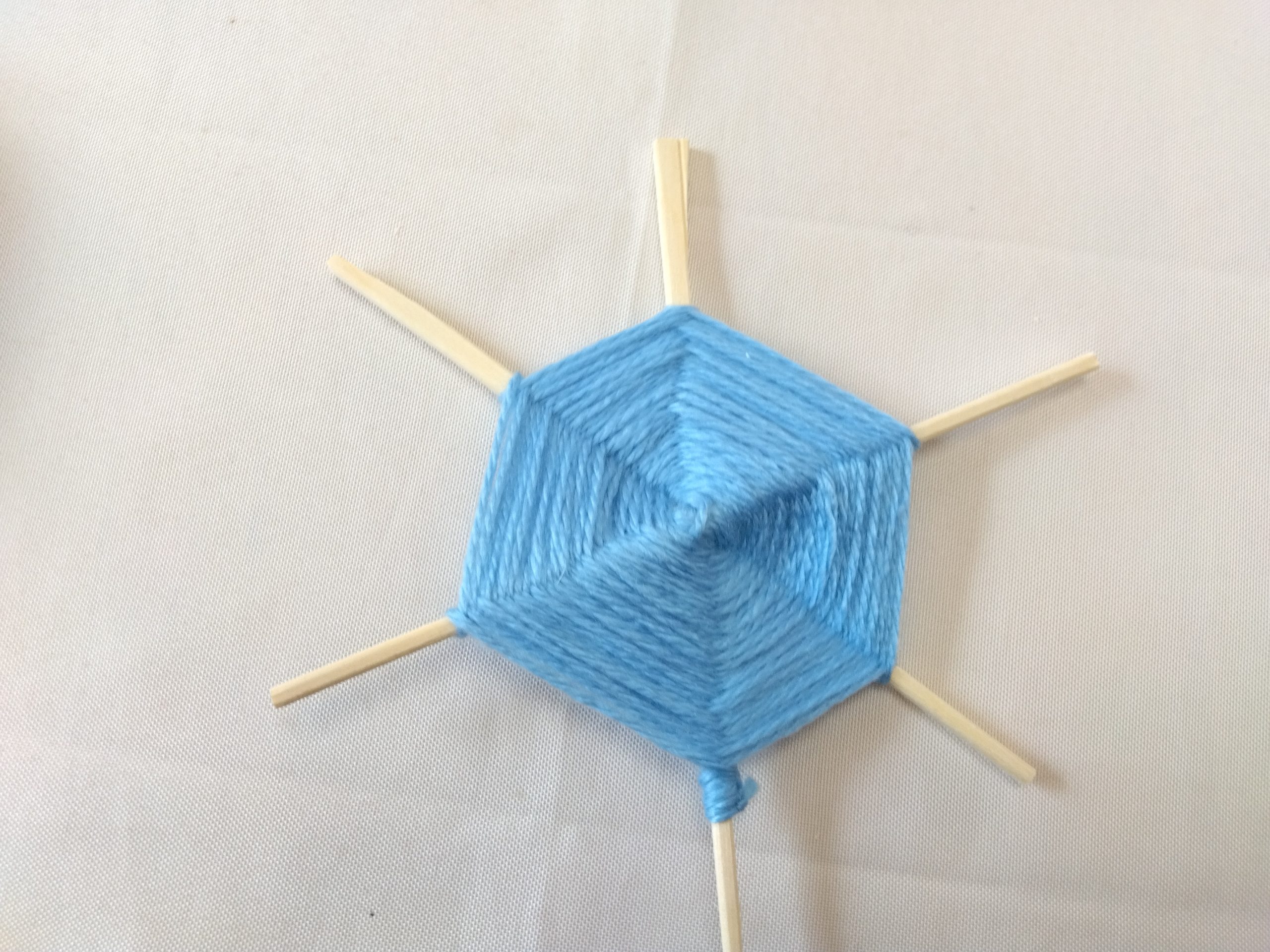 毛糸で雪の結晶