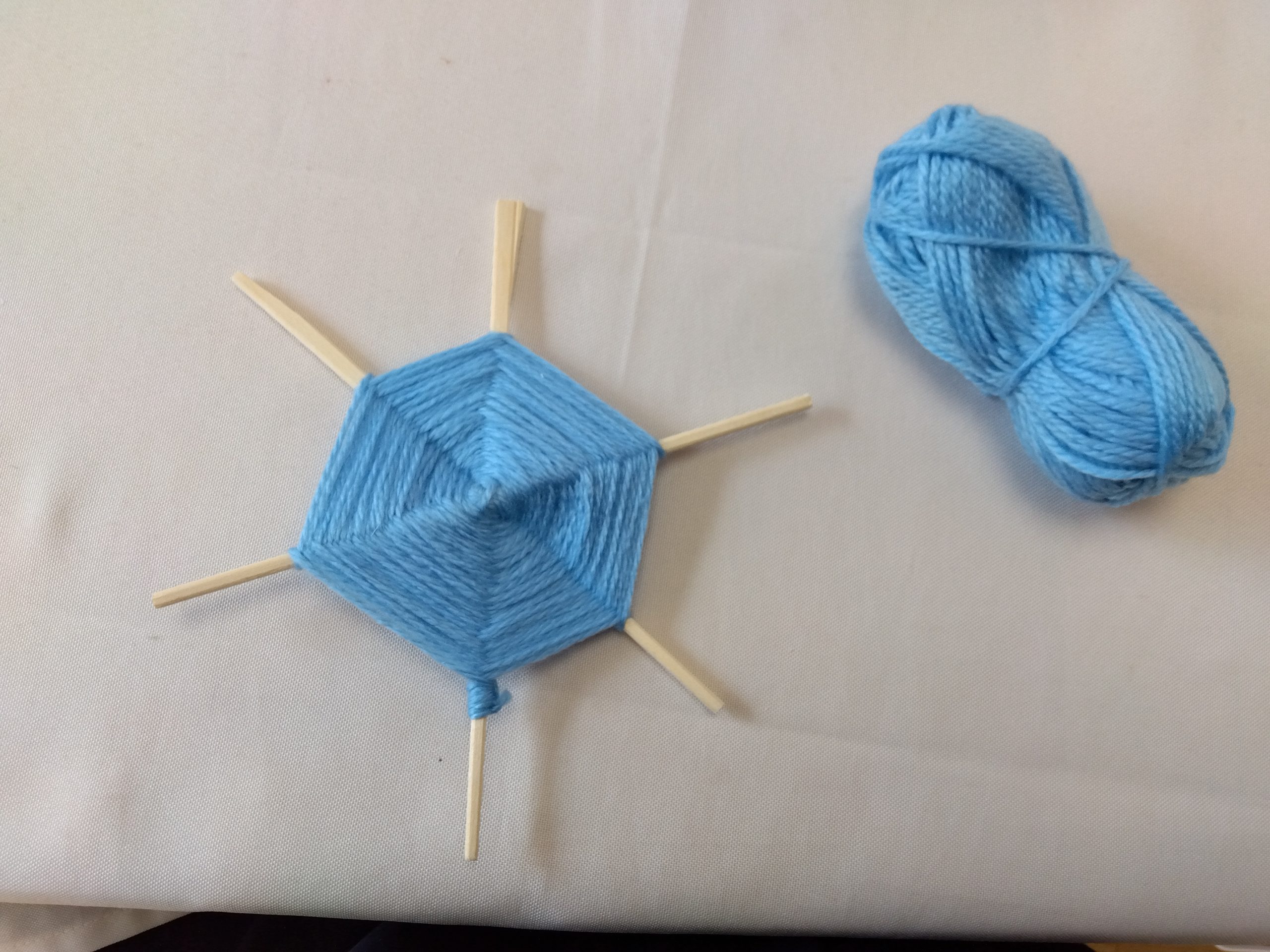 毛糸で雪の結晶