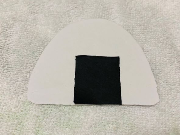 海苔をおにぎりに貼る