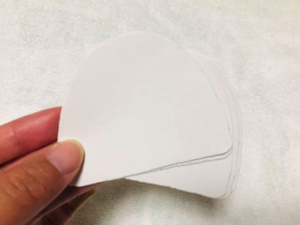 白画用紙を切る