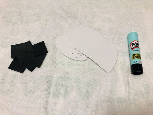 海苔をおにぎりに貼る