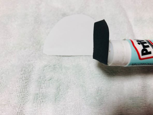 海苔をおにぎりに貼る