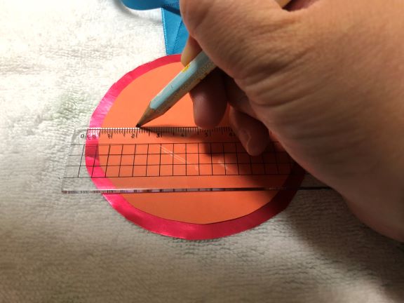 メダルに切り込みをいれる