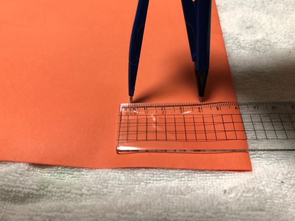 画用紙で半径4㎝の円をつくる