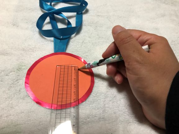 メダルに切り込みをいれる