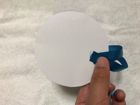 土台の画用紙にリボンをつける