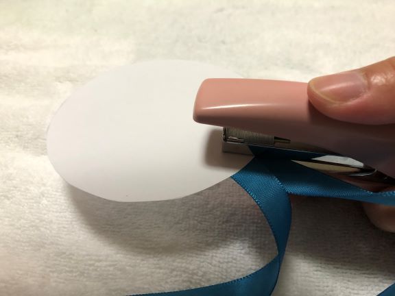 土台の画用紙にリボンをつける