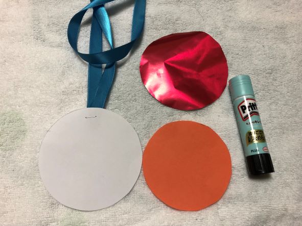 土台に丸い紙を重ねて貼る