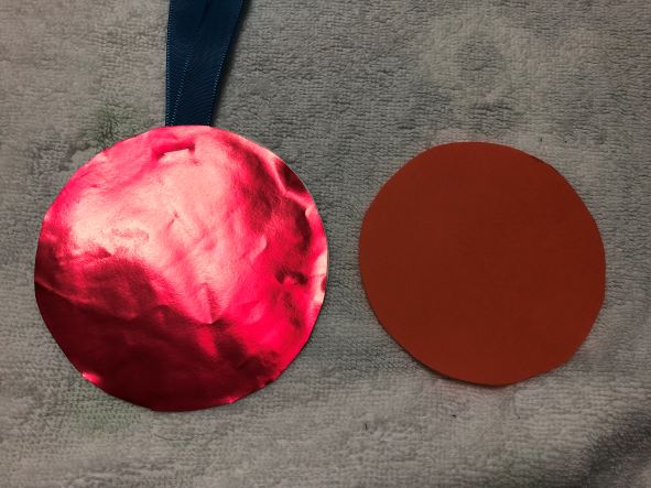 土台に丸い紙を重ねて貼る