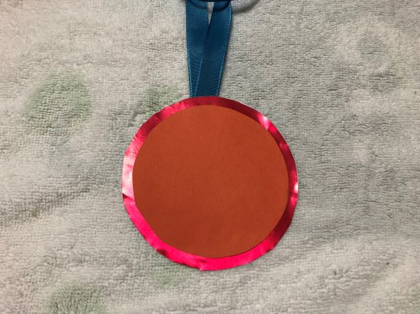 土台に丸い紙を重ねて貼る