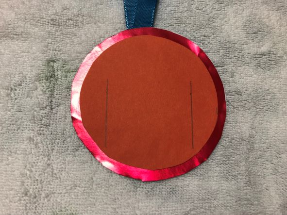 メダルに切り込みをいれる