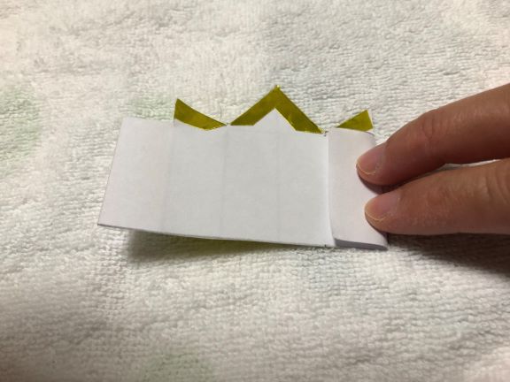 画用紙の端を折る