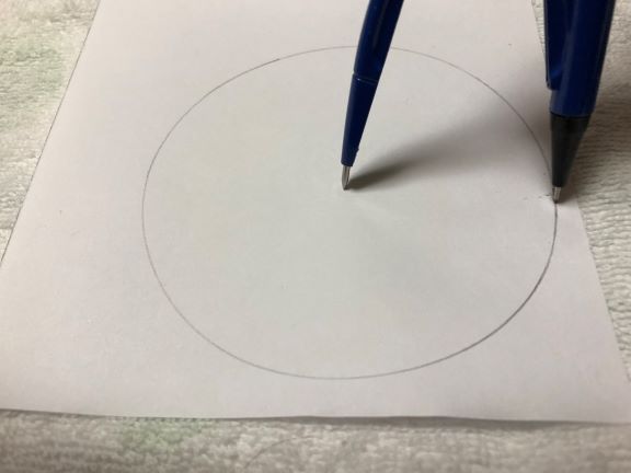 画用紙に丸を描いて切る
