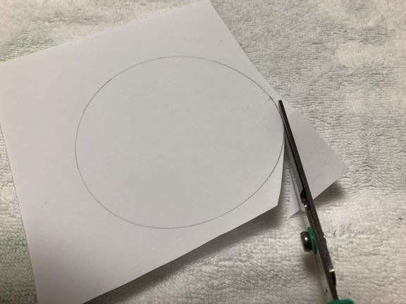 画用紙に丸を描いて切る