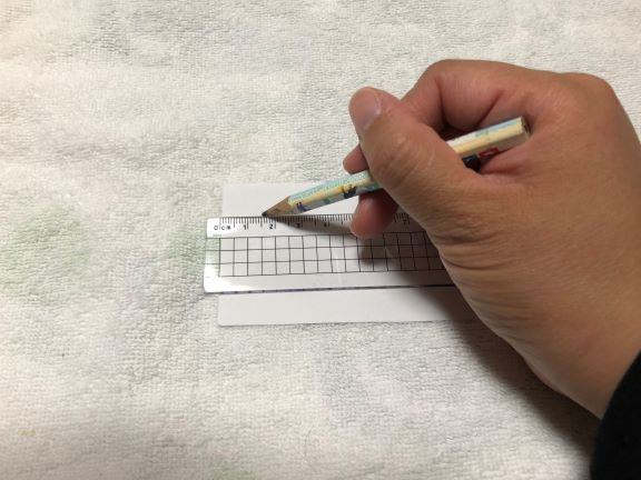 1で切った画用紙に1.5㎝間隔の線を描く