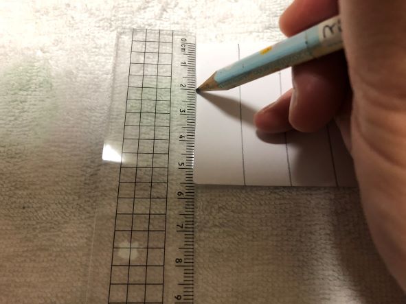 1で切った画用紙に1.5㎝間隔の線を描く