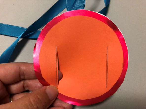 メダルに切り込みをいれる