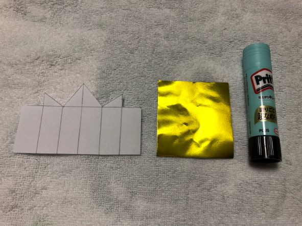 折り紙を王冠部分に貼る