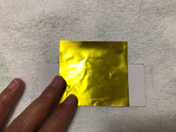 折り紙を王冠部分に貼る