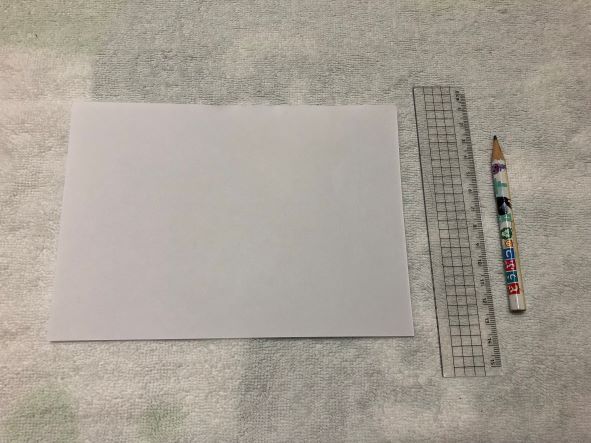 画用紙を5.5㎝×9㎝に切る