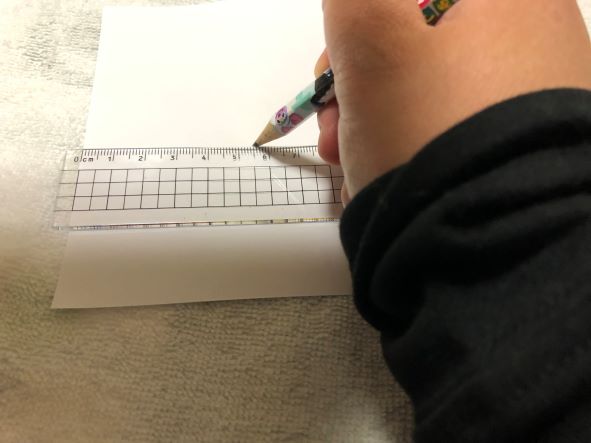 画用紙を5.5㎝×9㎝に切る