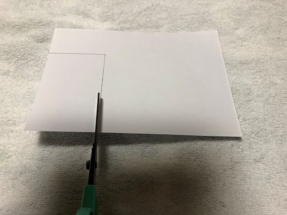 画用紙を5.5㎝×9㎝に切る