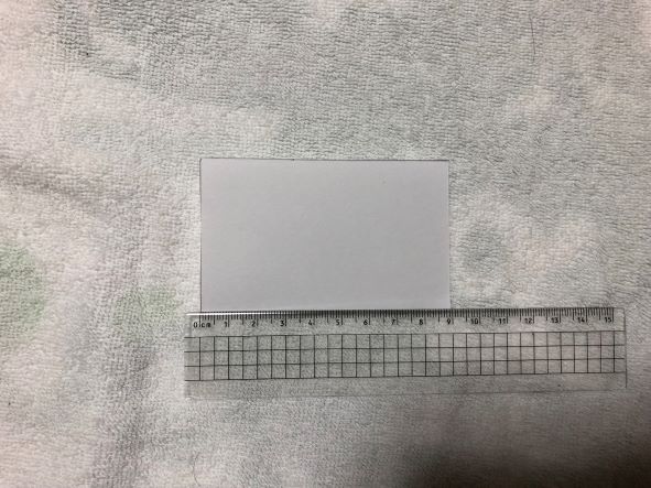 画用紙を5.5㎝×9㎝に切る