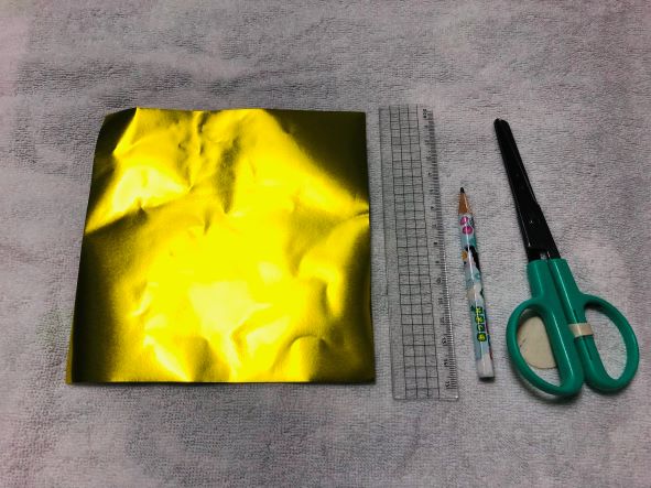 折り紙を5.5㎝×6㎝に切る