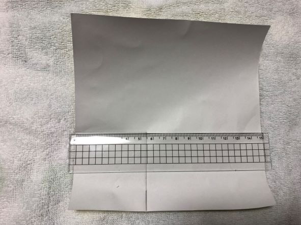 折り紙を5.5㎝×6㎝に切る