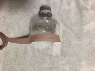 ペットボトルの切り口にビニールテープを貼る