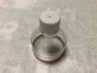 ペットボトルの切り口にビニールテープを貼る