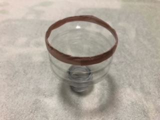 ペットボトルの切り口にビニールテープを貼る
