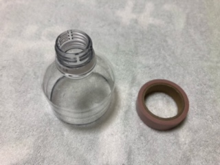 ペットボトルの切り口にビニールテープを貼る