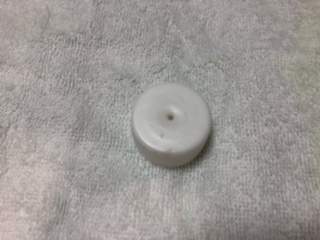 ペットボトルの蓋に穴を開ける