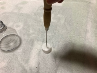 ペットボトルの蓋に穴を開ける