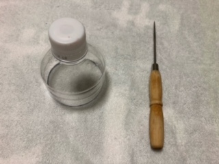 ペットボトルの蓋に穴を開ける
