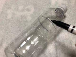 ペットボトルに印をつけて切る