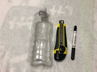 ペットボトルに印をつけて切る