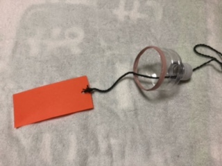 ペットボトルをたこ糸に通す