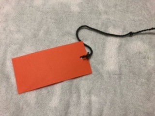 たこ糸を画用紙に結ぶ