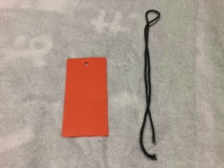 たこ糸を画用紙に結ぶ