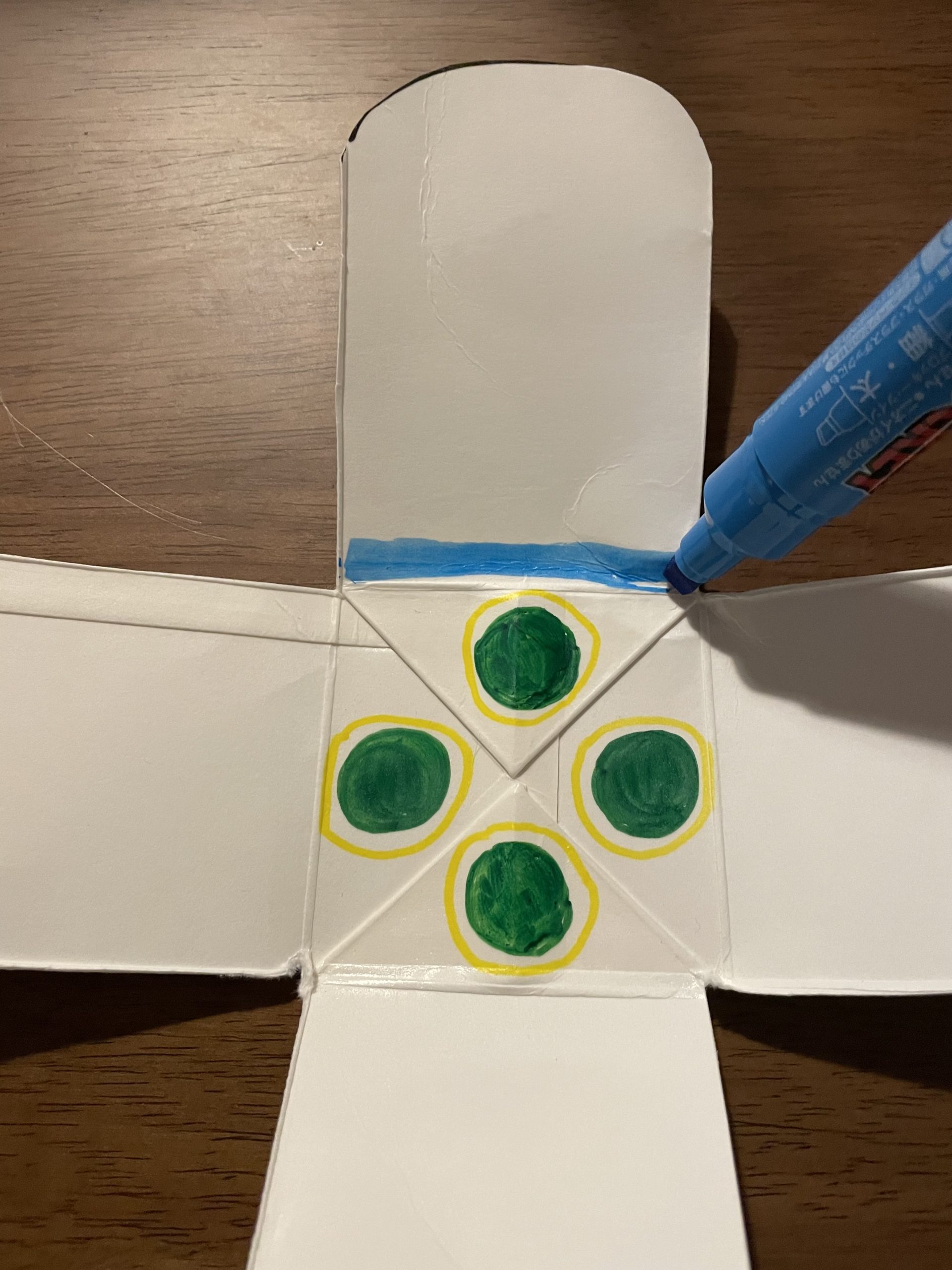 牛乳パックでコマのおもちゃ