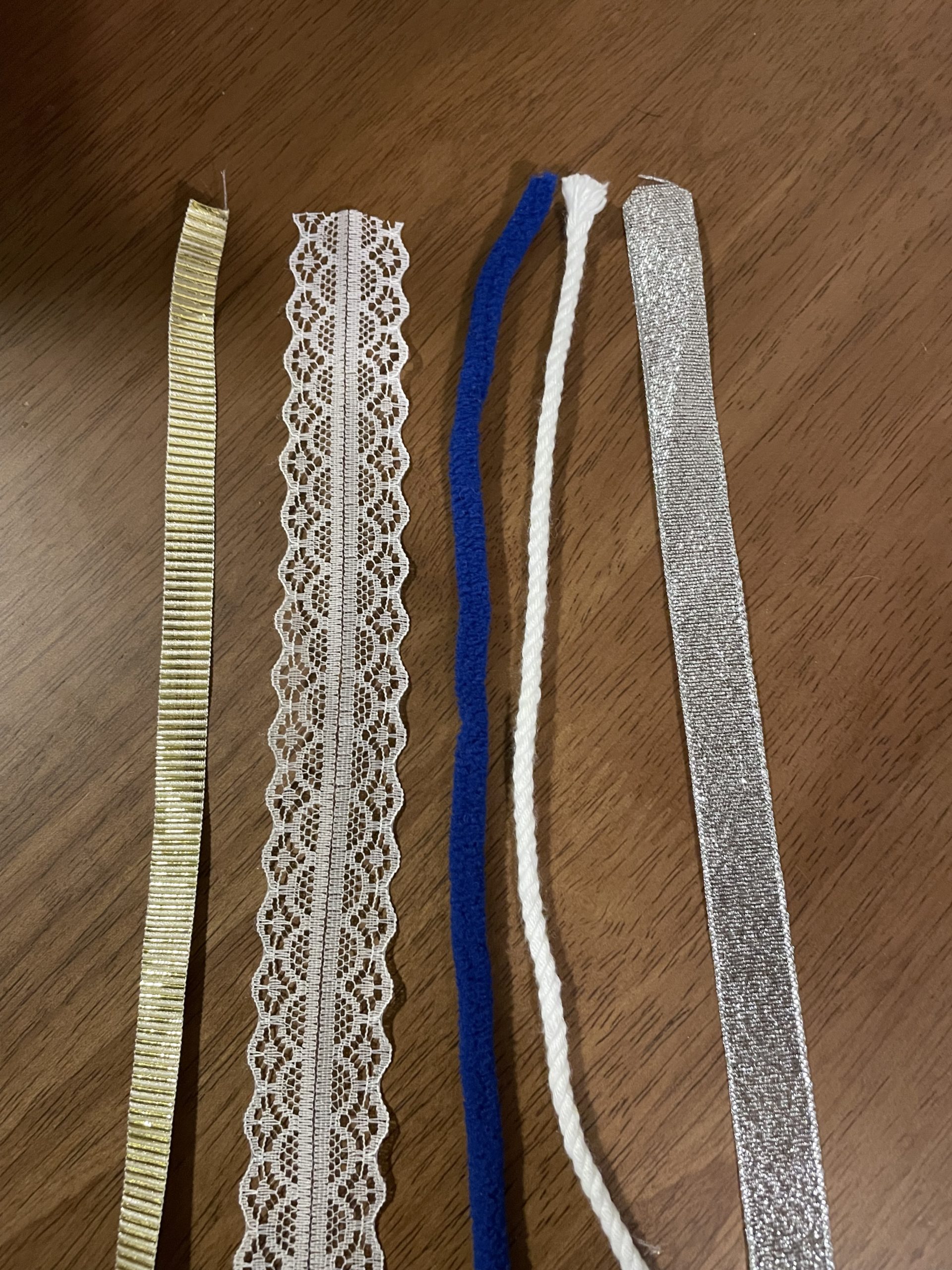 シュルシュルひも出しのおもちゃ