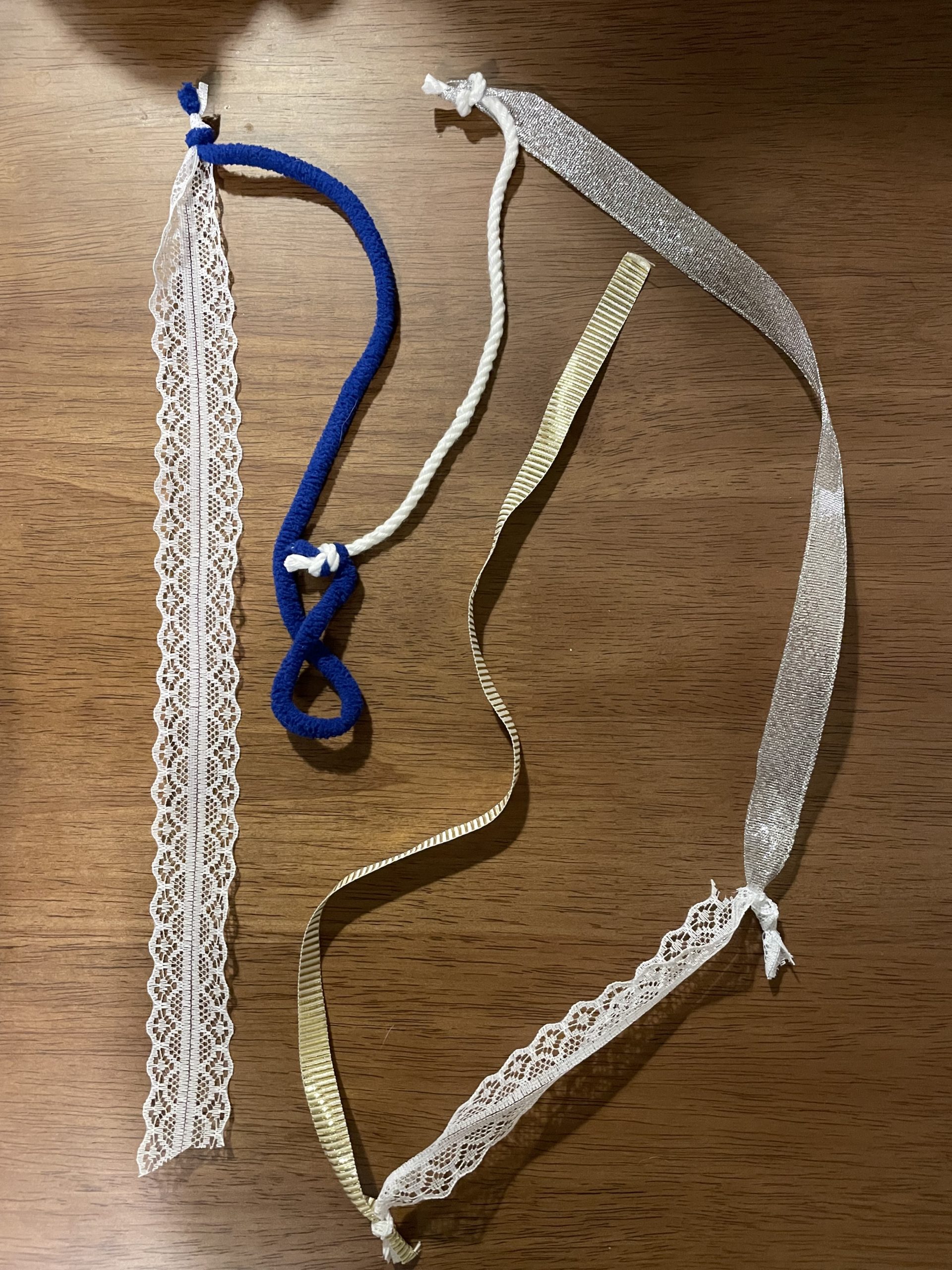 シュルシュルひも出しのおもちゃ