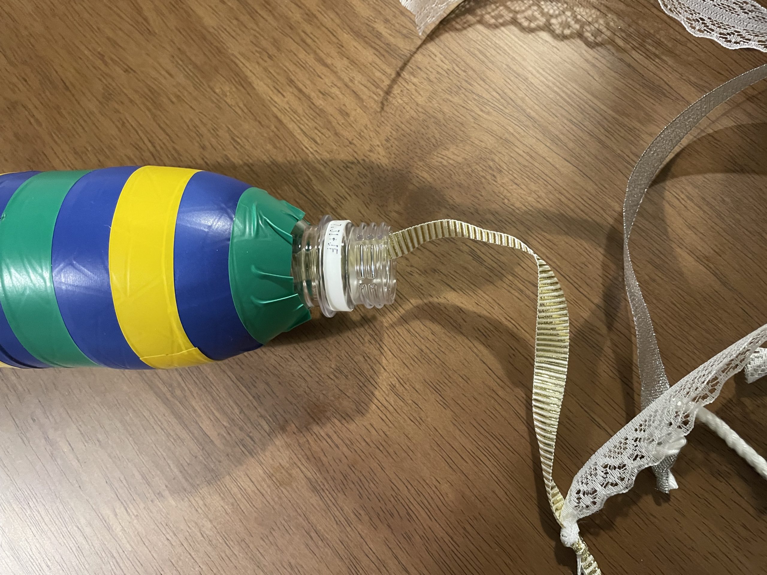 シュルシュルひも出しのおもちゃ