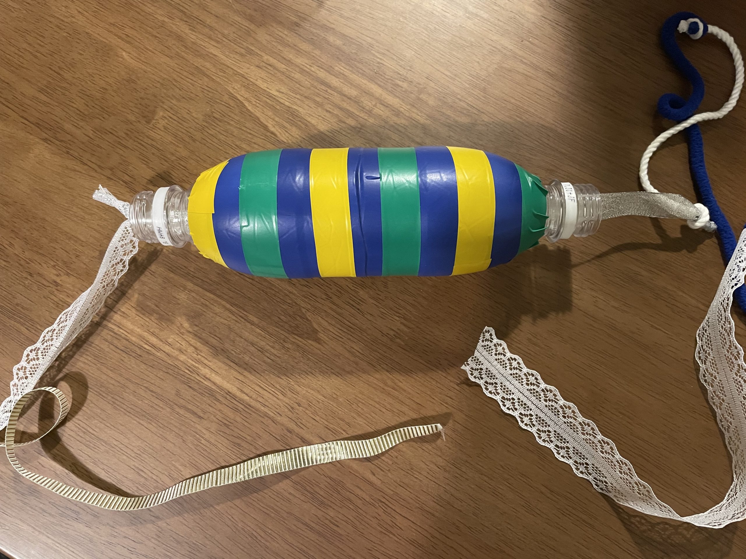 シュルシュルひも出しのおもちゃ