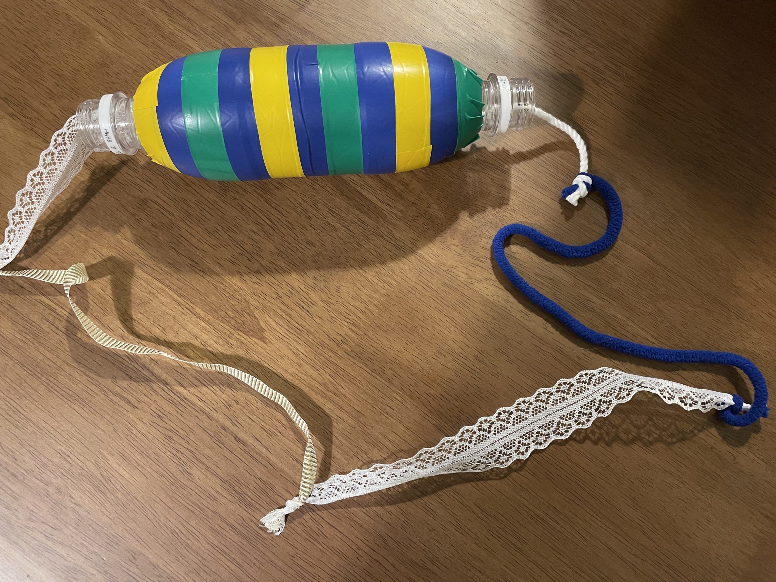 シュルシュルひも出しのおもちゃ