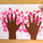 【桜の壁面製作】手形と手作りスタンプで簡単に作る方法は？保育士の製作アレンジ例も！