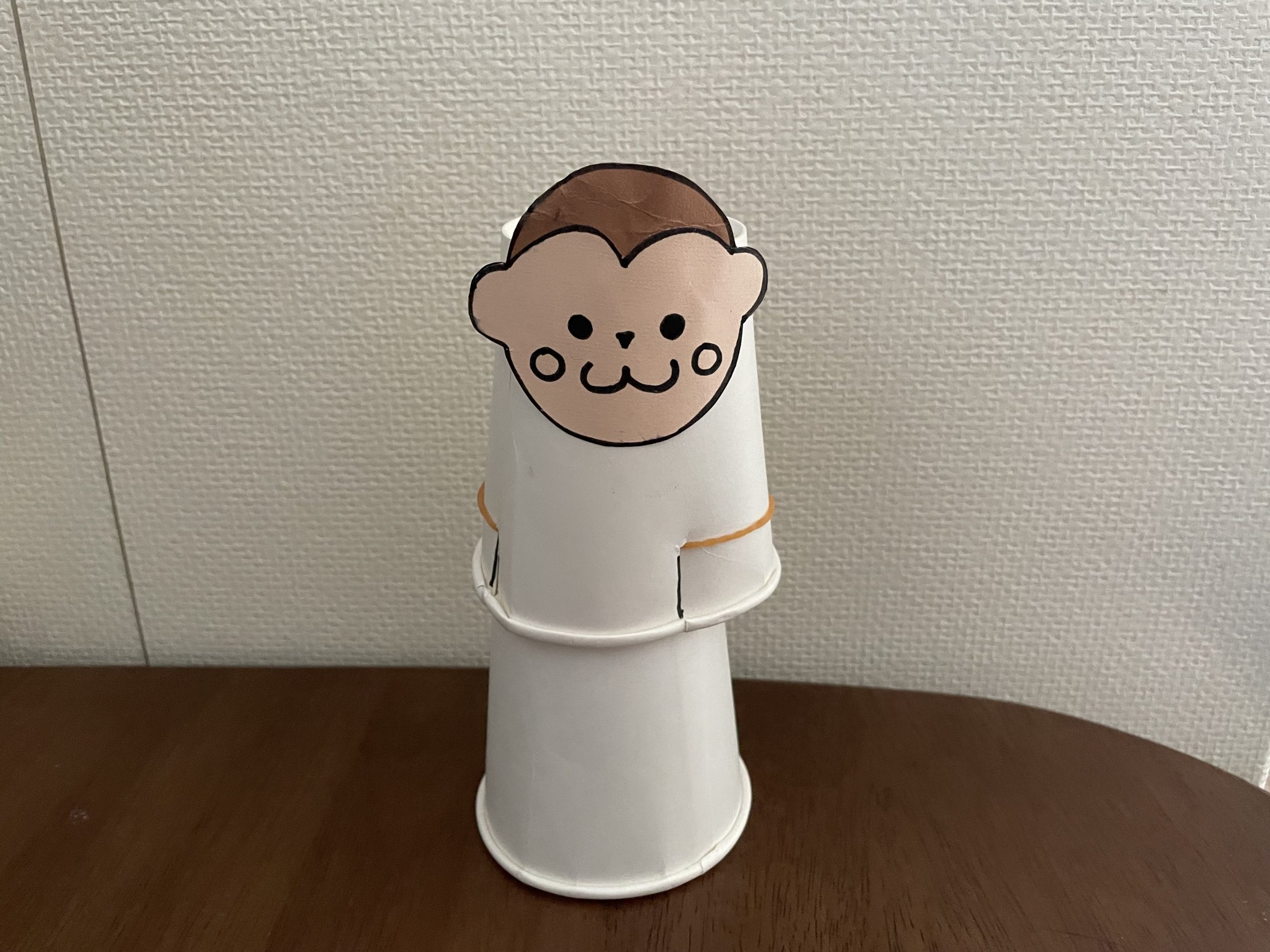 飛び出す紙コップ